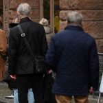 Menschen ab 60 und Personen mit Risikofaktoren können zunächst drei kostenlose FFP2-Masken in den Apotheken bekommen. Foto: Martin Schutt/dpa-Bildfunk