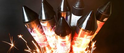 Trotz des Verkaufsverbots waren im Saarland an Silvester Raketen am Himmel zu sehen. Foto:  Roland Weihrauch/dpa-Bildfunk