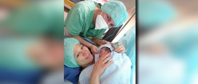 Glücklich: Beate und Andreas Hemmer mit der neugeborenen Felia Marie. Foto: Klinikum Saarbrücken/Facebook