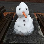 Dieser Schneemann begrüßt Autofahrer:innen am Staffelberg in St. Ingbert-Sengscheid. Foto: BeckerBredel