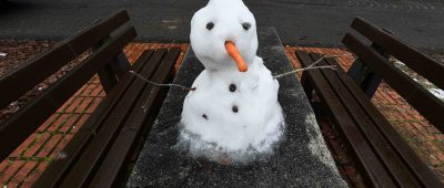 Dieser Schneemann begrüßt Autofahrer:innen am Staffelberg in St. Ingbert-Sengscheid. Foto: BeckerBredel