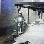 Das Auto und der Carport wurden fast vollständig zerstört. Foto: Thomas Keller/Feuerwehr Illingen/Facebook