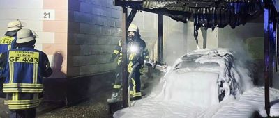 Das Auto und der Carport wurden fast vollständig zerstört. Foto: Thomas Keller/Feuerwehr Illingen/Facebook