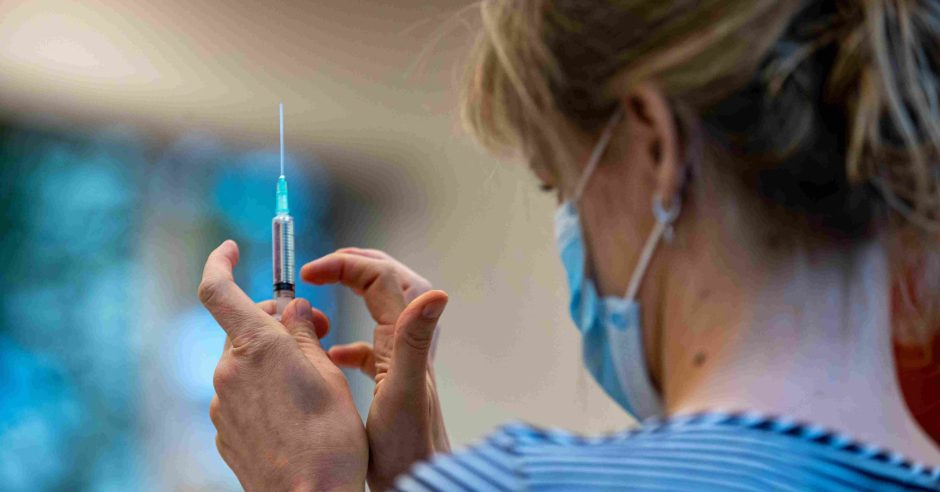 Mediziner:innen können sich ab kommender Woche in Krankenhäusern impfen lassen. Foto: Kurt Desplenter/dpa-Bildfunk
