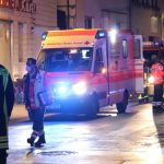 Die Feuerwehr rettete mehrere Personen aus dem Gebäude. Foto: Brandon Lee Posse