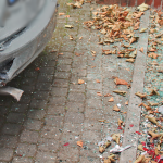 Bei dem Unfall wurde unter anderem eine Hauswand beschädigt. Symbolfoto: Presseportal/Polizei