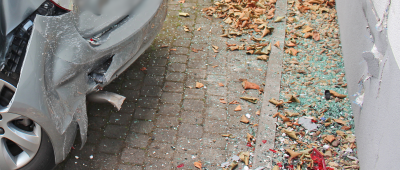 Bei dem Unfall wurde unter anderem eine Hauswand beschädigt. Symbolfoto: Presseportal/Polizei