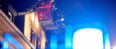 Die Feuerwehr musste eine Person über die Drehleiter vom Dach retten. Symbolfoto: Thomas Frey/dpa-Bildfunk