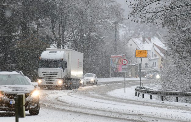 Im gesamten Saarland kam es aufgrund von Schneefällen zu Unfällen und Verkehrsbehinderungen. Symbolfoto: BeckerBredel