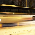 Ein Linienbus geriet in Saarbrücken ins Rutschen und kollidierte mit zwei abgestellten Pkw. Symbolfoto: Maurizio Gambarini/dpa-Bildfunk