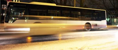 Ein Linienbus geriet in Saarbrücken ins Rutschen und kollidierte mit zwei abgestellten Pkw. Symbolfoto: Maurizio Gambarini/dpa-Bildfunk