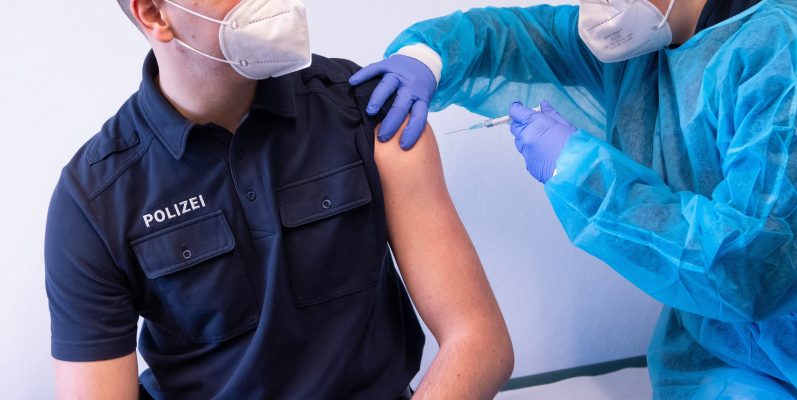 Der Impfstart für Polizist:innen im Saarland ist laut Innenministerium für diese Woche angesetzt. Symbolfoto: dpa-Bildfunk/Sven Hoppe