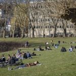 Mobilitätsforscher:innen befürchten, dass die Lockerung der Kontaktbeschränkungen zu einem Anstieg der Infektionen führt. Symbolfoto: BeckerBredel