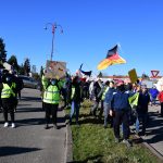 An der Goldenen Bremm versammelten sich am Samstag über 300 Menschen, um gegen die Corona-Bestimunngen für Grenzpendler:innen zu demonstrieren.Foto: BeckerBredel