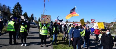 An der Goldenen Bremm versammelten sich am Samstag über 300 Menschen, um gegen die Corona-Bestimunngen für Grenzpendler:innen zu demonstrieren.Foto: BeckerBredel