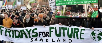 Geplant ist ein sogenanntes Klimacamp. Fotos: (Hintergrund) BeckerBredel | (Camp) Facebook/Fridays for Future Saarland