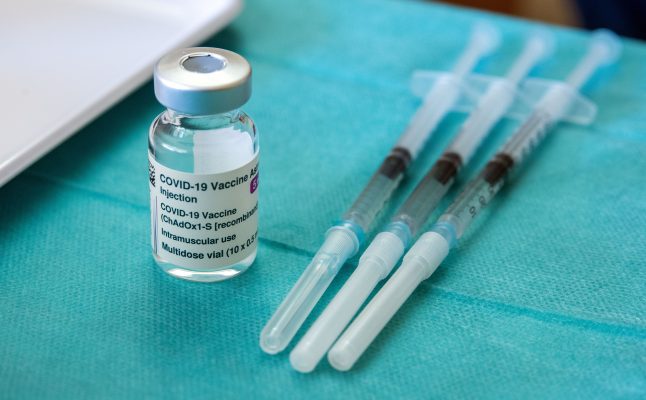 Im Bild: drei vorbereitete Spritzen mit dem Corona-Impfstoff Astrazeneca. Foto: dpa-Bildfunk/Jens Büttner