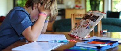 Nicht alle Schüler:innen im Saarland konnten sich auf Homeschooling und Fernunterricht richtig einstellen. Der Elternverband fordert daher, das Schuljahr zu wiederholen. Symbolfoto: Julian Stratenschulte/dpa-Bildfunk