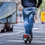 Der Mann war mit entblößtem Penis auf einem E-Scooter unterwegs. Symbolfotos: Pixabay & Rolf Vennenbernd/dpa-Bildfunk