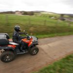 Der Autofahrer verfolgte die beiden Quadfahrer über einen Feldweg. Symbolfoto: Thomas Frey/dpa-Bildfunk