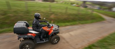 Der Autofahrer verfolgte die beiden Quadfahrer über einen Feldweg. Symbolfoto: Thomas Frey/dpa-Bildfunk