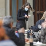 Die NGG Saarland kritisiert die fehlende Testpflicht für Gastro-Beschäftigte im Saarland-Modell. Symbolfoto: Rober Solsona/dpa-Bildfunk