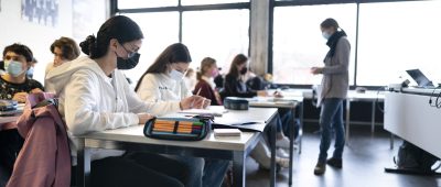 Eine vollständige Rückkehr zum Präsenzunterricht ab 19. April 2021 empfindet die Landesschülervertretung des Saarlandes als zu früh. Symbolfoto: picture alliance/dpa/KEYSTONE | Gaetan Bally