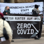 Das Bündnis "Zero Covid" hat zu der Mahnwache aufgerufen. Foto: dpa-Bildfunk/Jonas Walzberg