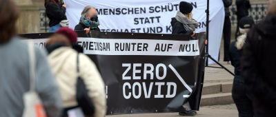 Das Bündnis "Zero Covid" hat zu der Mahnwache aufgerufen. Foto: dpa-Bildfunk/Jonas Walzberg