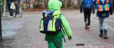 Mehr als 200 Schüler:innen und Kita-Kinder aus dem Regionalverband Saarbrücken befinden sich derzeit in Corona-Quarantäne. Foto: Annette Riedl/dpa-Bildfunk