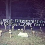 Im Fritz Walter Stadion stellten Fans des 1. FC Saarbrücken vor dem Spiel gegen den 1. FC Kaiserslautern einen Sarg und Kreuze auf. Foto: Twitter