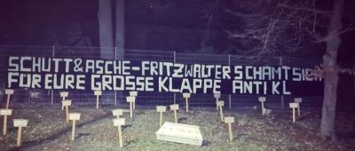 Im Fritz Walter Stadion stellten Fans des 1. FC Saarbrücken vor dem Spiel gegen den 1. FC Kaiserslautern einen Sarg und Kreuze auf. Foto: Twitter