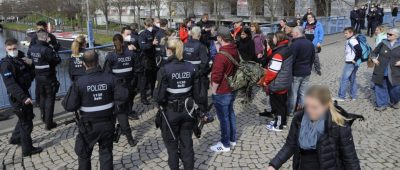 Trotz Versammlungsverbot haben sich einige Personen in Saarbrücken zu Protestaktionen verabredet. Foto: BeckerBredel