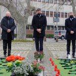 Anlässlich der zentralen Gedenkfeier für die Opfer der Corona-Pandemie entzünden Ministerpräsident Tobias Hans, Landtagspräsident Stephan Toscani und Verfassungsgerichtshofpräsident Prof. Dr. Roland Rixecker an der Gedenktafel für die saarländischen Coronaopfer auf dem Ludwigsplatz in Saarbrücken Kerzen. Foto: BeckerBredel