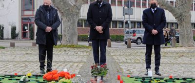 Anlässlich der zentralen Gedenkfeier für die Opfer der Corona-Pandemie entzünden Ministerpräsident Tobias Hans, Landtagspräsident Stephan Toscani und Verfassungsgerichtshofpräsident Prof. Dr. Roland Rixecker an der Gedenktafel für die saarländischen Coronaopfer auf dem Ludwigsplatz in Saarbrücken Kerzen. Foto: BeckerBredel