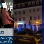 Am St. Johanner Markt in Saarbrücken kam es in der Nacht von Samstag auf Sonntag (18.04.2021) zu Angriffen auf Ordnungskräfte. Foto links: Polizei Saarland; rechts: Screenshot Snapchat