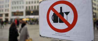 Die Saar-SPD bringt nach Verstößen am vergangenen Wochenende ein Alkoholverbot an Hotspots ins Spiel. Symbolfoto: picture alliance/dpa | Angelika Warmuth