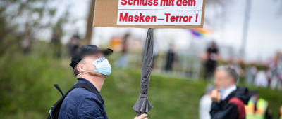 "Schluss mit dem Masken-Terror!" steht auf dem Schild eines Teilnehmers einer Demonstration der Initiative "Querdenken". Foto: dpa-Bildfunk/Christoph Schmidt