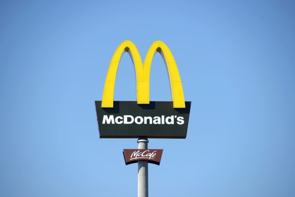In Dudweiler sind Unbekannte in das McDonald's-Restaurant eingebrochen und haben einen fünfstelligen Betrag erbeutet. Symbolfoto: picture alliance / dpa | Stefan Sauer