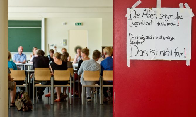 In einem offenen Brief haben Schüler:innen aus dem Saarland auf die aktuellen Missstände in den Schulen aufmerksam gemacht. Symbolfoto (vor Corona aufgenommen): picture alliance / dpa | Christoph Schmidt