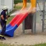 Die Feuerwehr spülte in Bliesmengen-Bolchen auch Spielgeräte ab. Foto: Freiwillige Feuerwehr Bliesmengen-Bolchen/Facebook