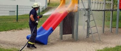 Die Feuerwehr spülte in Bliesmengen-Bolchen auch Spielgeräte ab. Foto: Freiwillige Feuerwehr Bliesmengen-Bolchen/Facebook