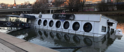 Noch liegt das Schiff mit Schlagseite in der Saar. Foto: BeckerBredel