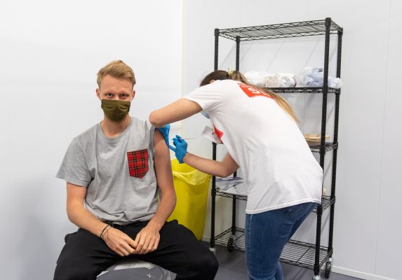 Im Saarland wurden bereits rund eine Million Corona-Impfungen durchgeführt. Symbolfoto: picture alliance/dpa/PA Wire | Dominic Lipinski