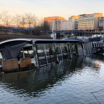 Noch liegt das Schiff mit Schlagseite in der Saar. Foto: BeckerBredel