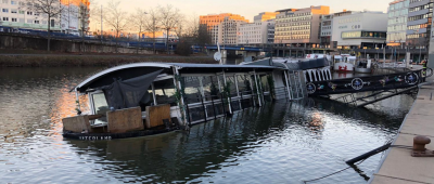 Noch liegt das Schiff mit Schlagseite in der Saar. Foto: BeckerBredel