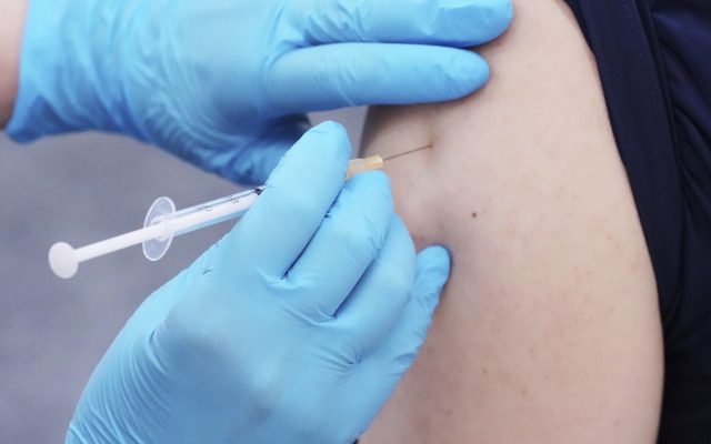 Impftermine im Saarland sind ab heute individuell wählbar - zumindest in den Impfzentren hierzulande. Foto: dpa-Bildfunk/AP/Eugene Hoshiko