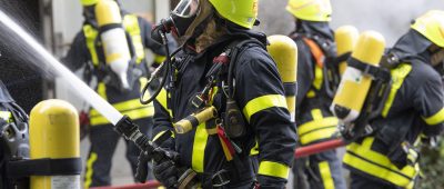 In Völklingen-Wehrden kam es zu einem Großeinsatz der Feuerwehr wegen eines brennenden Mehrfamilienhauses. Symbolfoto: picture alliance/dpa | Boris Roessler