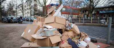 In Dudweiler ist am Freitag (16.07.2021) eine Umweltstreife unterwegs, um über das Thema Stadtsauberkeit zu informieren. Symbolfoto: picture alliance/dpa | Daniel Reinhardt