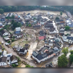 Die mit einer Drohne gefertigte Aufnahme zeigt die Verwüstungen, die das Hochwasser der Ahr in dem Eifel-Ort angerichtet hat. Foto: dpa-Bildfunk/TNN/Christoph Reichwein